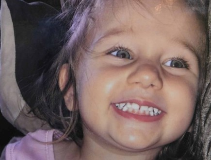 אם מואשמת בהריגת בתה הפעוטה, אך זו מאשימה: "בן זוגי הכה אותה"