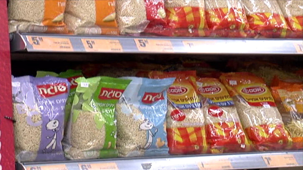 מדף עם מוצרי אסם מדף עם מוצרי אסם