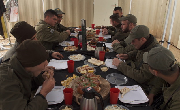 חיילים אוכלים בצבא (צילום: חדשות 12)