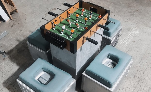שולחן כדורגל ממטוס מפורק (צילום: באדיבות "בולה סטודיו" )