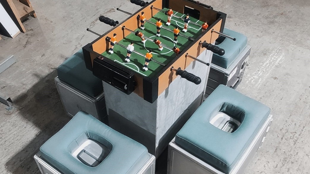 שולחן כדורגל ממטוס מפורק (צילום: באדיבות "בולה סטודיו" )
