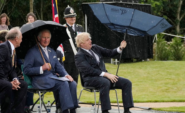 ראש ממשלת בריטניה בוריס ג'ונסון מסתבך עם מטרייה (צילום: כריסטופר פרלונג, רויטרס)