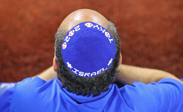 חבר משלחת ישראל בבייסבול במהלך משחק הפתיחה מול דרו (צילום: reuters)