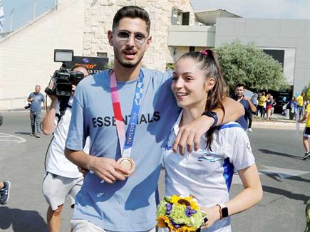 עם החבר נמרוד קרביצקי (אלן שיבר)