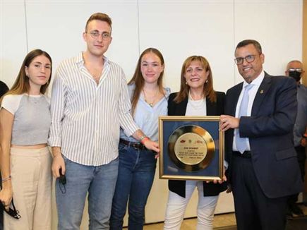 ראש העיר משה ליאון מעניק תשורה למשפחת שנק (צילום: ארנון בוסאני)