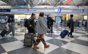 אנשים עם מסיכות בשדה התעופה בשיקגו, ארה"ב (צילום: שי פרנקו)