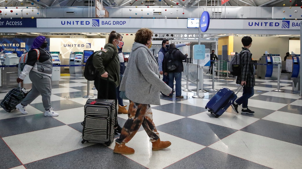 אנשים עם מסיכות בשדה התעופה בשיקגו, ארה"ב (צילום: שי פרנקו)