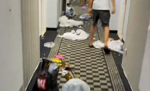 תיעוד: נערים הורסים מלון באילת  (צילום: צילום מסך, mako חופש)