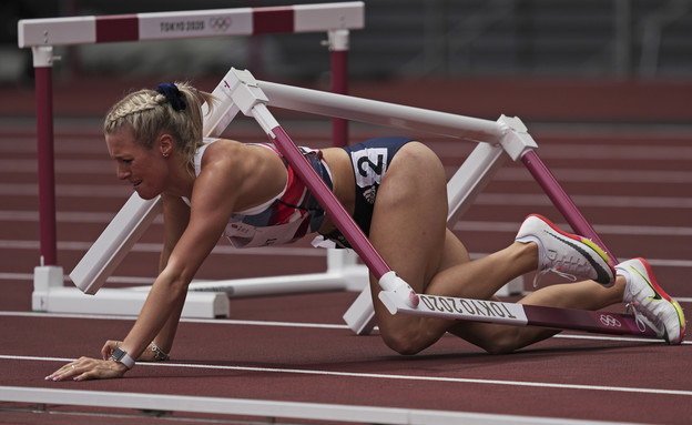 משוכה קשה ג'ייסי נייט מבריטניה קורסת בריצת 400 מטר משוכות (צילום: ap)
