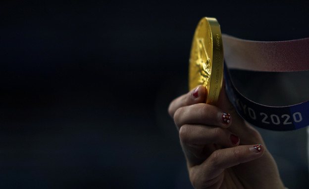 תפסה זהב השחיינית קייטי לדקי מארה"ב מראה את המדליי (צילום: ap)