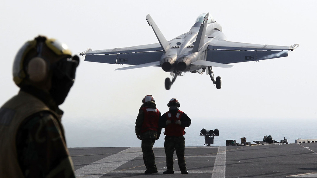 F-18 ממריא מנושאת מטוסים F-18 ממריא מנושאת מטוסים