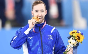 ארטיום דולגופיאט עם מדלית זהב (צילום: עמית שיסל הוועד האולימפי)