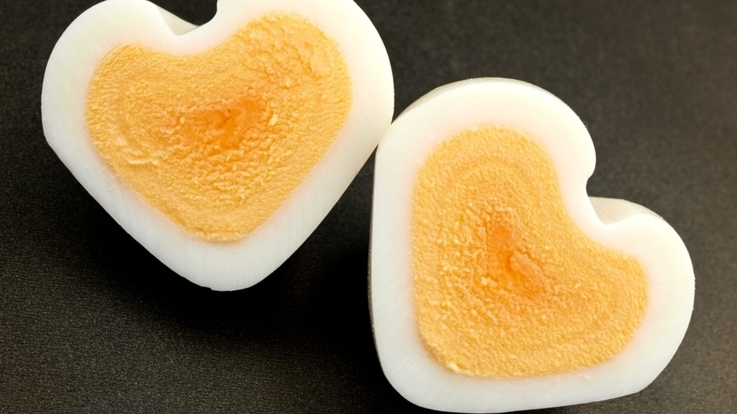 ביצה קשה בצורת לב (צילום: Mariyana M, Shutterstock)