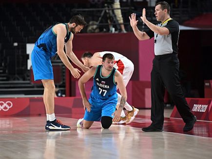 מלחמה אדירה על הפרקט בטוקיו (GETTY)