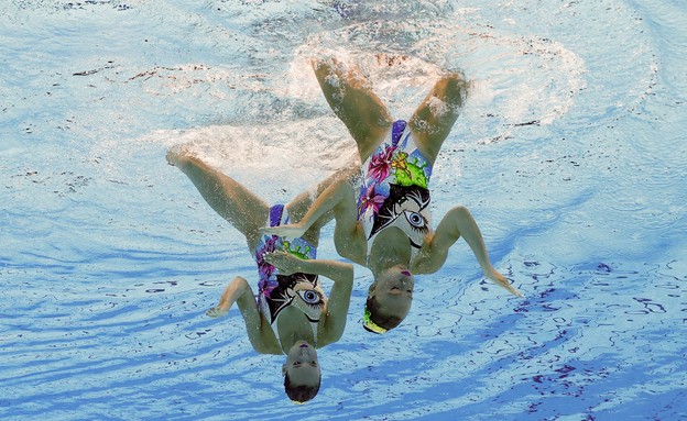עדן בלכר ושלי בוביצקי מישראל במהלך תרגיל בשחייה (צילום: reuters)