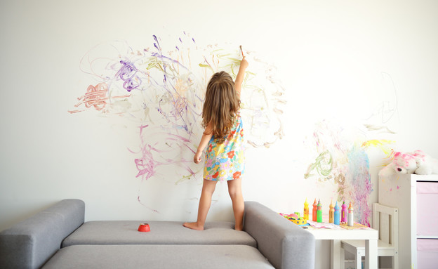 ילדה מציירת על הקיר (צילום: KayaMe by shutterstock)