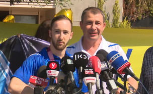 קבלת הפנים של ארטיום דולגופיאט בשדה התעופה (צילום: חדשות 12)