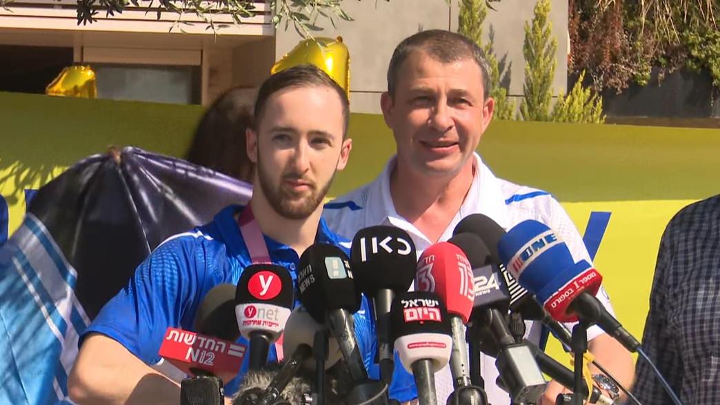 קבלת הפנים של ארטיום דולגופיאט בשדה התעופה קבלת הפנים של ארטיום דולגופיאט בשדה התעופה