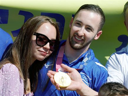 "אסתדר עם הדברים האישיים שלי". דולגופיאט וחברתו (אלן שיבר)