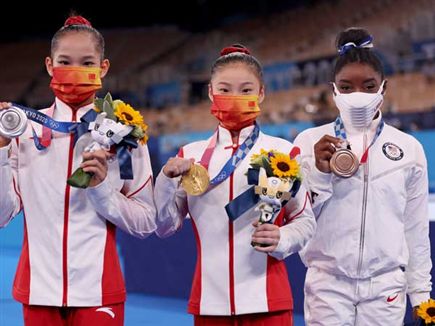 צ'נצ'ן, טאנג וביילס עם המדליות (GETTY)