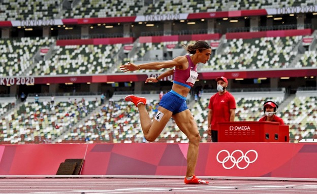האתלטית האמריקאית סידני מקלופלין שברה את שיא העולם ב-400 מטר  (צילום: AP)
