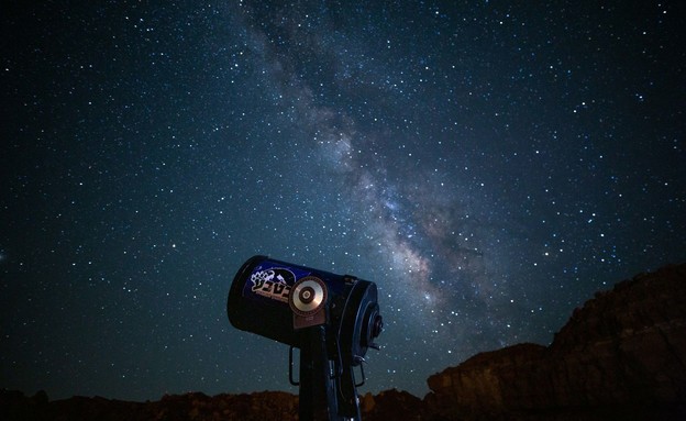 צופים בכוכבים במדבר (צילום: מכתש של כוכבים)