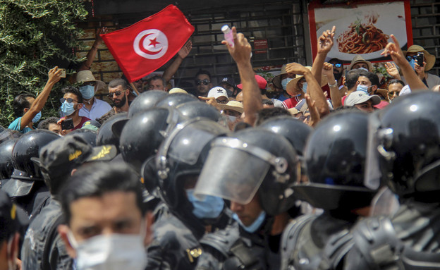 הפגנות בתוניסיה מול המשטרה (צילום: AP)