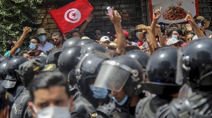 הפגנות בתוניסיה מול המשטרה (צילום: AP)