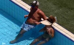 אייל ברקוביץ ובת הזוג בבריכה. אוגוסט 2021 (צילום: פרטי)