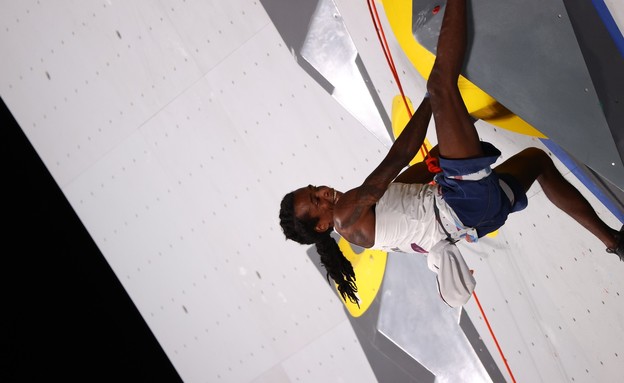 המטפס הצרפתי נאחז באצבעותיו בקיר הטיפוס במהלך הגמר (צילום: reuters)
