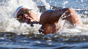 מתן רודיטי בשחייה ל-10 ק"מ בטוקיו (צילום: סימונה קסטרווילארי באדיבות הוועד האולימפי בישראל)