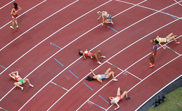 האצניות בתחרות ריצת 800 מטר נחות לאחר סיום המקצה (צילום: reuters)
