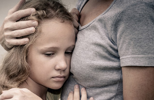 אמא מחבקת ילדה בוכה (צילום: Shutterstock)