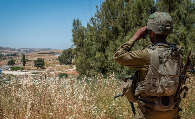 חייל צה"ל מתצפת על הגבול הלבנוני (צילום: באסל עווידאת, פלאש/90 )