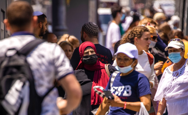 אנשים ברחוב בירושלים (צילום: פלאש/90 )