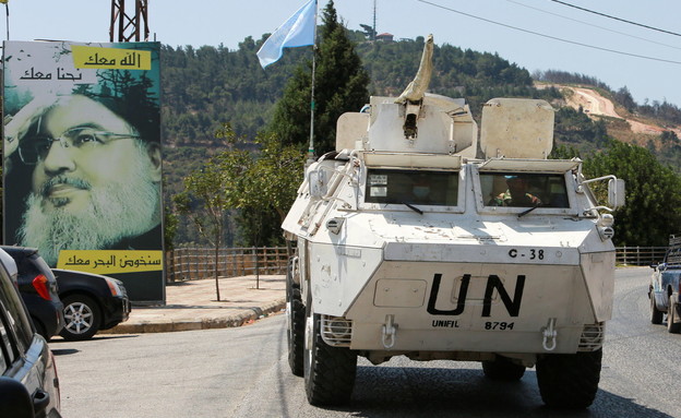 כוח האו"ם לצד תמונת נסראללה בלבנון (צילום: רויטרס)