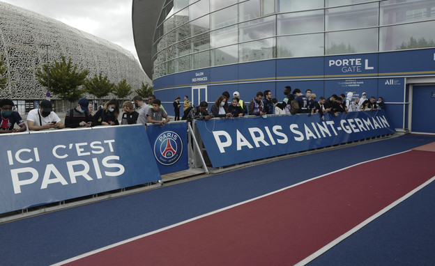 האוהדים מחכים למסי מחוץ לאצטדיון בפריז (צילום: AP)