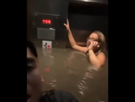 תיעוד נוראי בארה"ב: צעירים נכלאו במעלית מוצפת