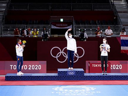 סמברג עלתה ראשונה על הפודיום (Getty)