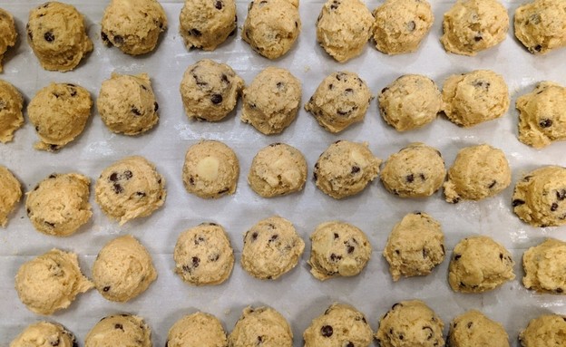 עוגיות שוקולד ציפס לפני אפייה