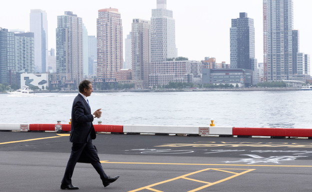 מושל ניו יורק אנדרו קואומו לאחר הודעת ההתפטרות (צילום: reuters)