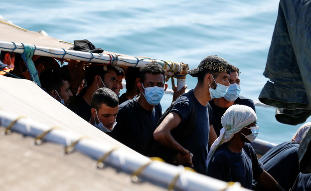 סירת מהגרים בדרך לאיטליה (צילום: רויטרס)