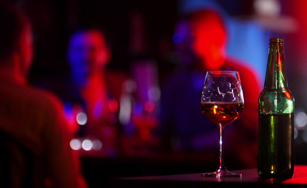 אלכוהול במועדון לילה על הבר (צילום: sorax, 123RF‏)