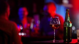 אלכוהול במועדון לילה על הבר (צילום: sorax, 123RF‏)