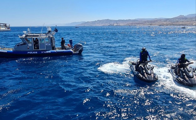 משתוללים בים באילת (צילום: באדיבות משטרת ישראל)