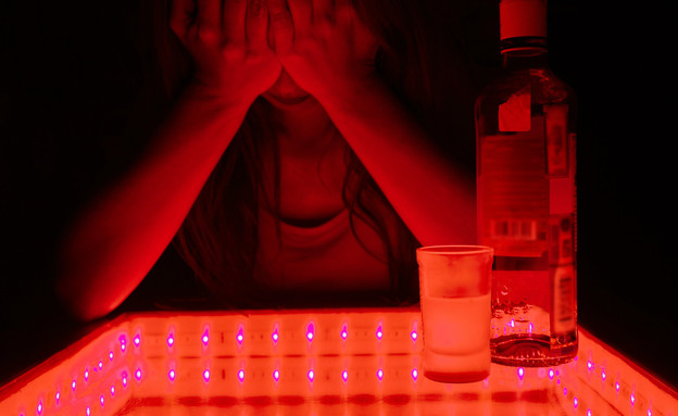 בחורה שיכורה יושבת על הבר במועדון (צילום: liwei12, 123RF‏)