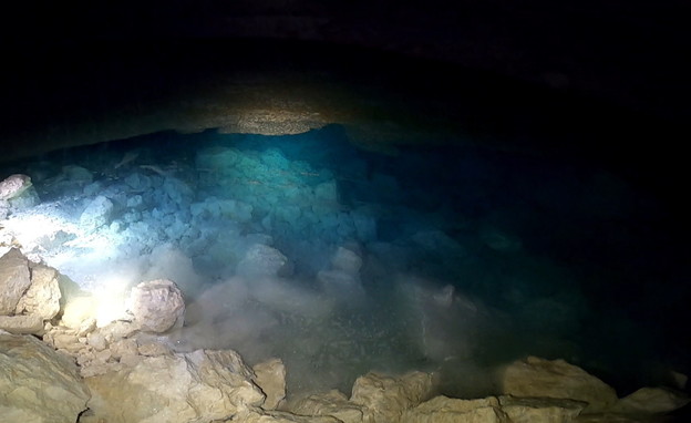האגם הצלול שבתוך המערה (צילום: N12)