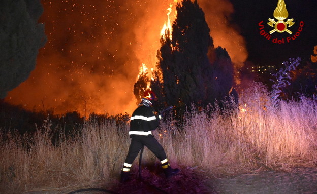 שרפות ענק בסיציליה שבאיטליה (צילום: רויטרס)