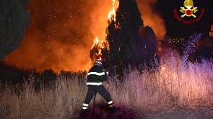 שרפות ענק בסיציליה שבאיטליה (צילום: רויטרס)