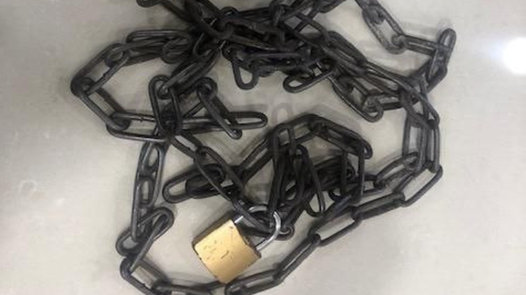 בת 19 נכבלה בשרשרת ומנעול והוכתה קשות עי הוריה באמצעות מוט ברזל